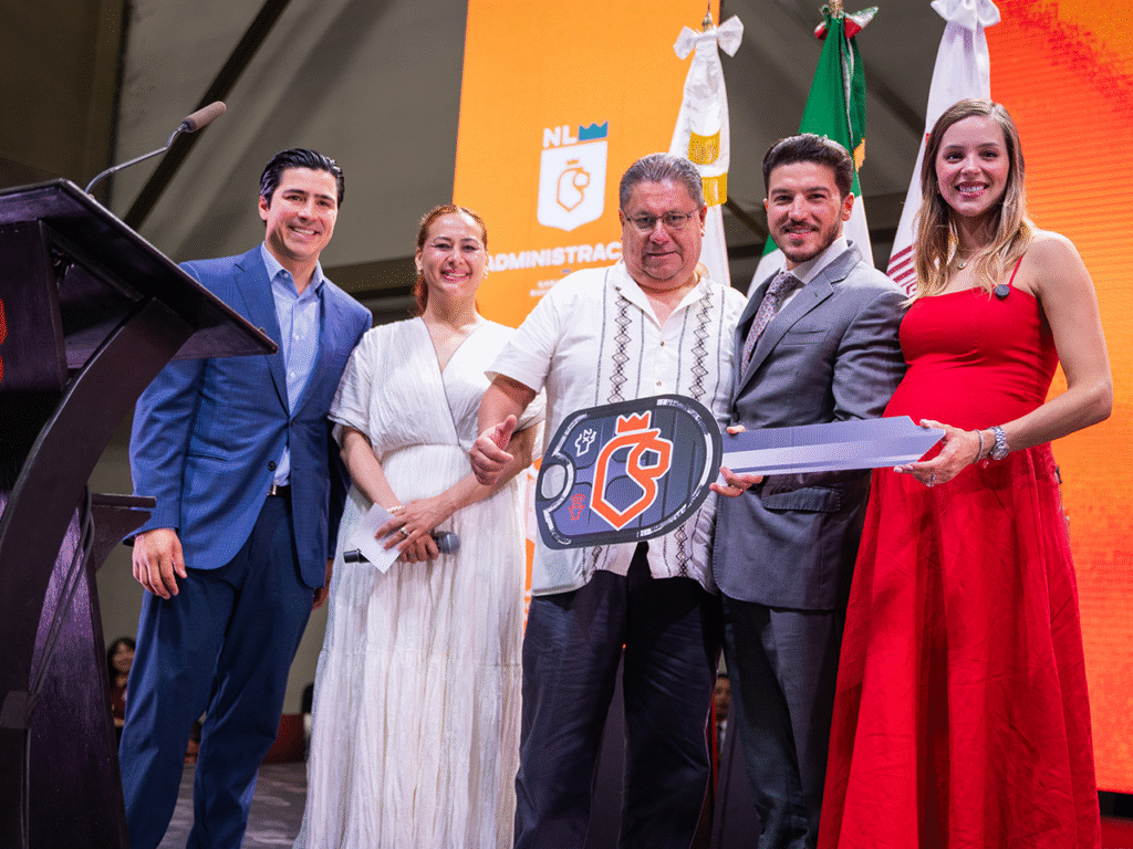 Festejan Samuel y Mariana a Padres Servidores Públicos del Gobierno del Estado