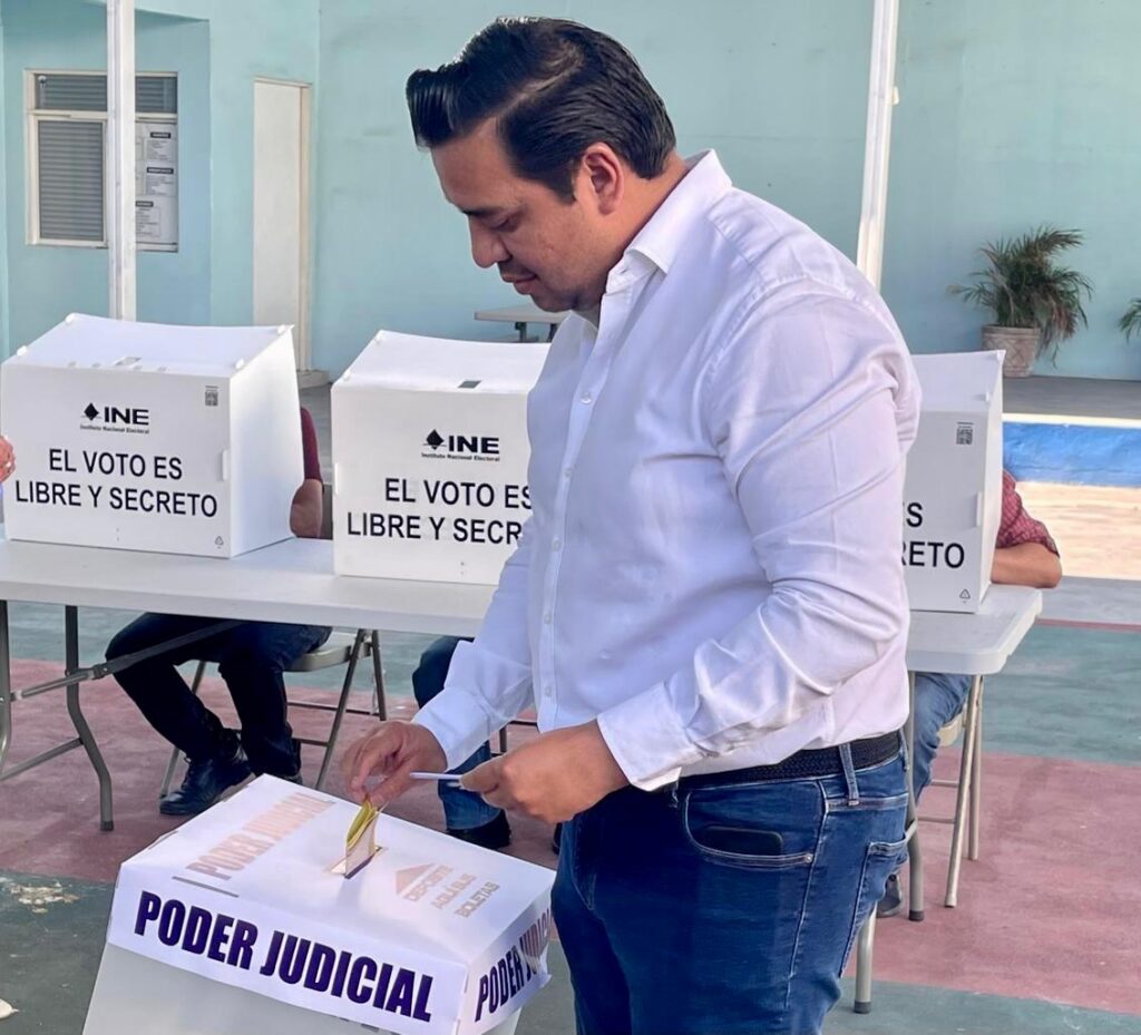 Vota Jesús Nava en elección judicial