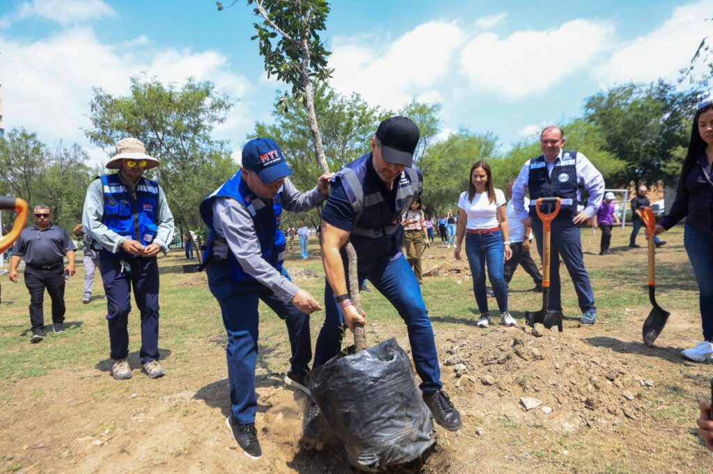 Regala árboles Adrián de la Garza en conmemoración del Día Mundial del Medio Ambiente