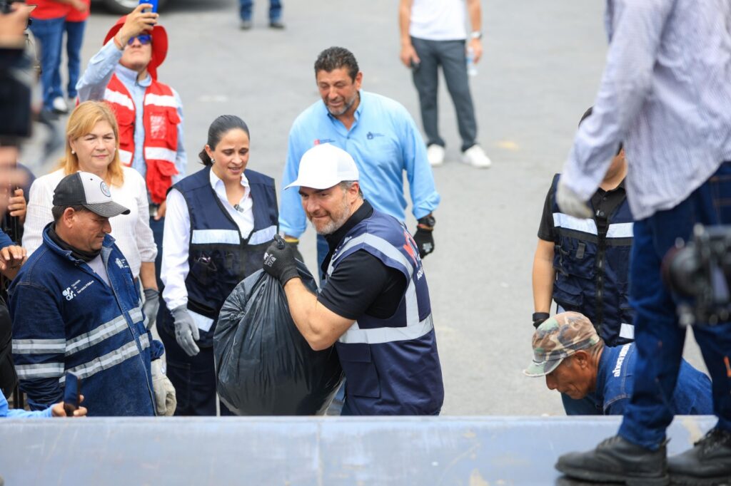 Anuncia Adrián de la Garza aumento salarial a trabajadores de Servicios Públicos
