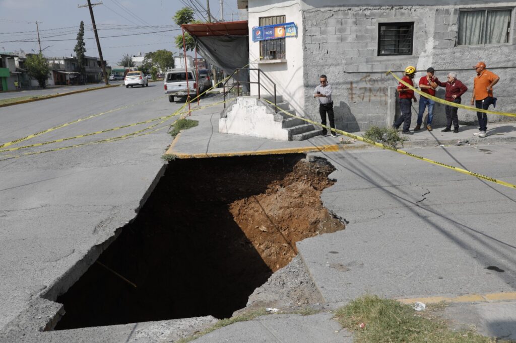 Evalúa Escobedo zona afectada por socavón en colonia Santa Lucía