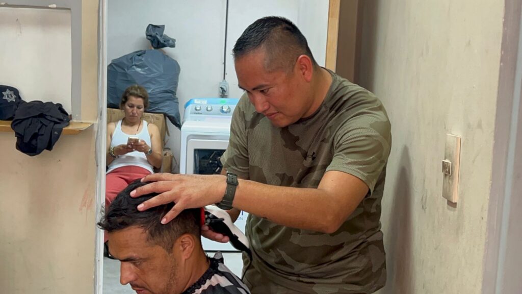 Brindan corte de pelo gratuito policías de Santa Catarina a migrantes