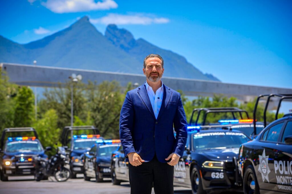 Anuncia Adrián de la Garza incremento salarial y Plan de Vida a elementos de la Policía de Monterrey