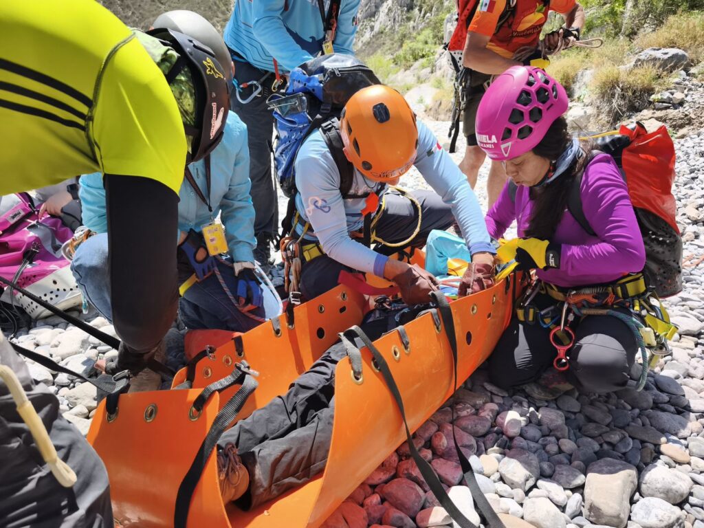 Brinda Santa Catarina capacitación a senderistas en rescate de montaña
