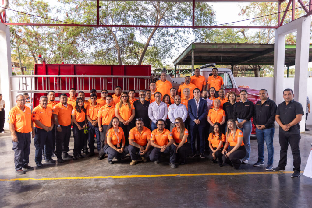 Félix Arratia refrenda su compromiso con elementos de auxilio en el marco del Día del Bombero