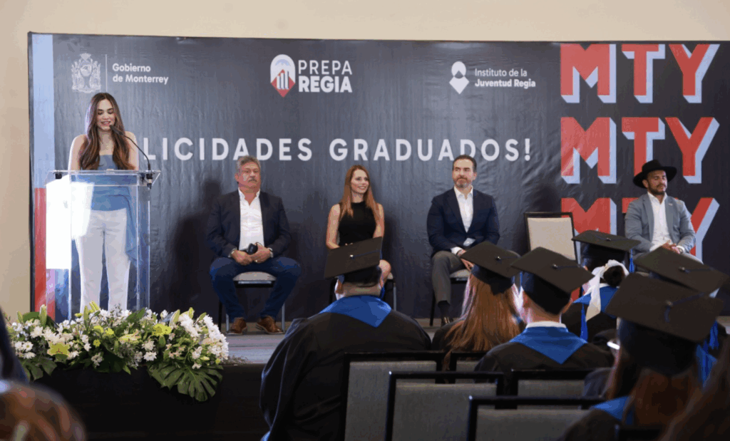 Graduación de la segunda generación de Prepa Regia
