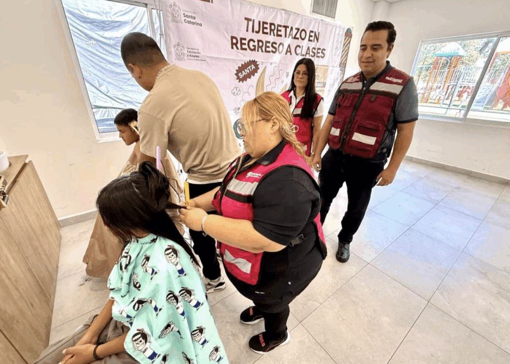 Beneficia Santa Catarina a cientos de niños con cortes de cabellos gratuitos