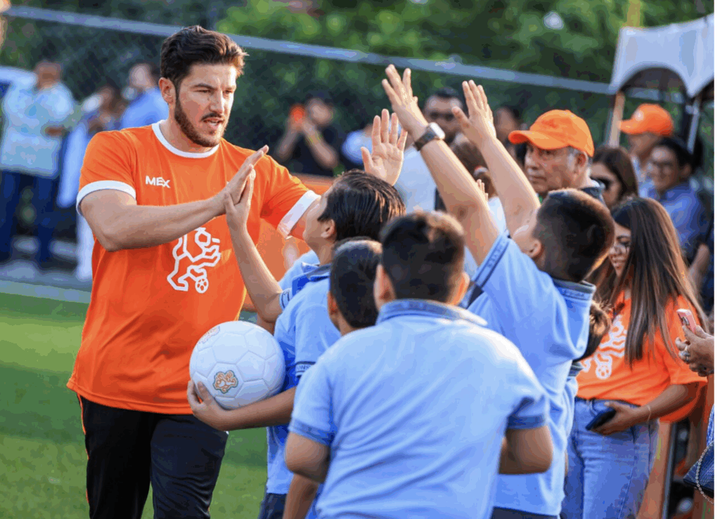 Lleva Samuel García útiles escolares; realizan ‘cascarita’ en San Nicolás de los Garza
