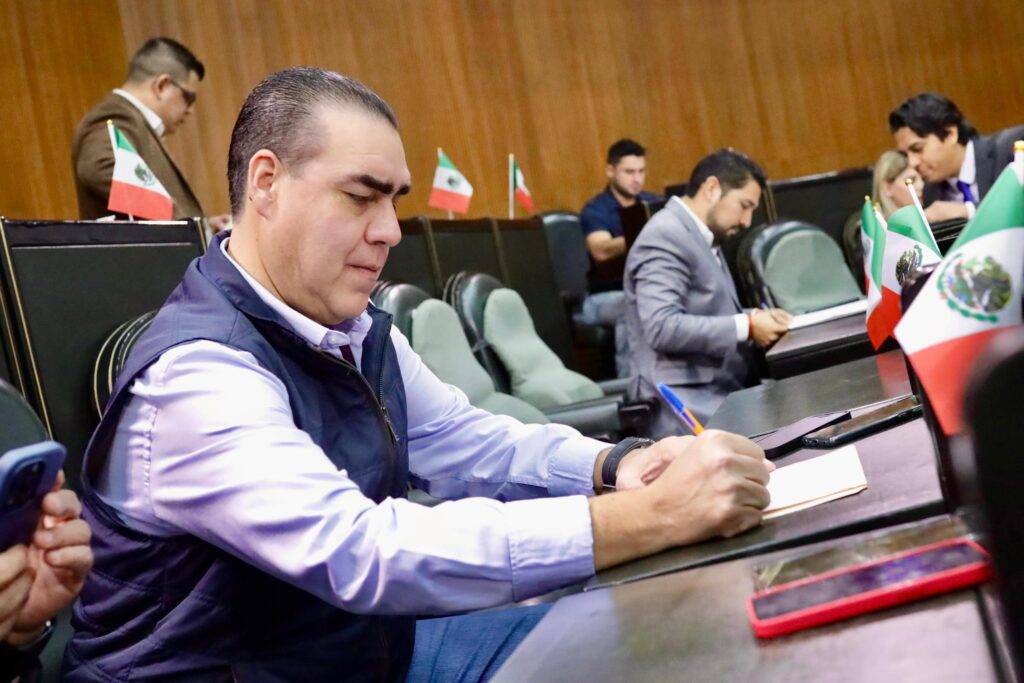 Plantea Heriberto Treviño reforma para capacitar a madres y padres contra ciberacoso