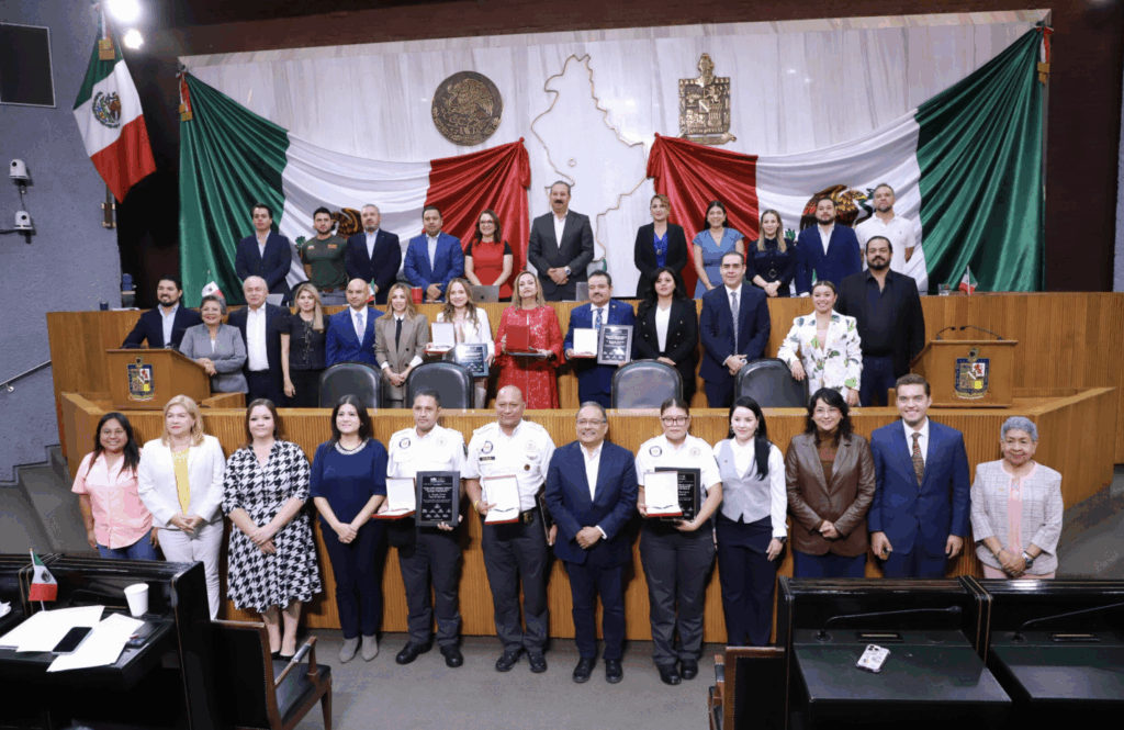 Se condecora a 7 personas con la «Medalla de Honor Fray Servando Teresa de Mie