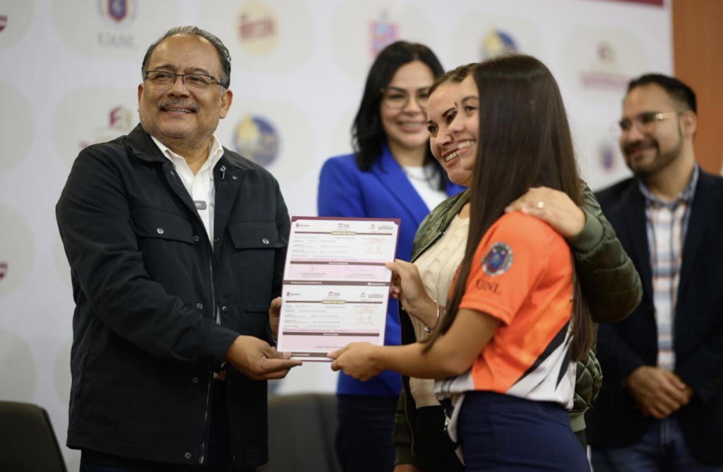 Escobedo va por nuevas becas para jóvenes