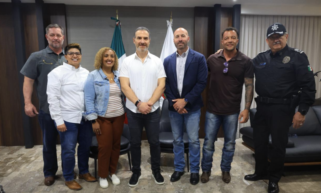 Visitan policías de Dallas al alcalde Adrián de la Garza