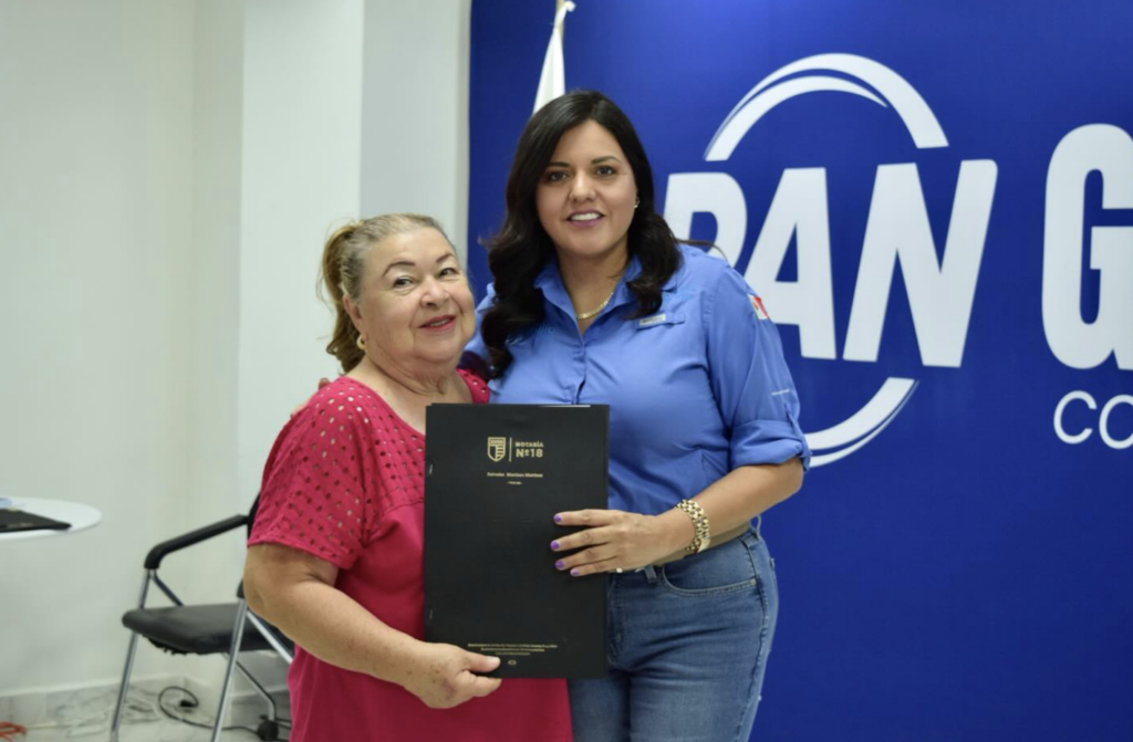 Itzel Castillo entrega de testamentos a adultos mayores en Guadalupe