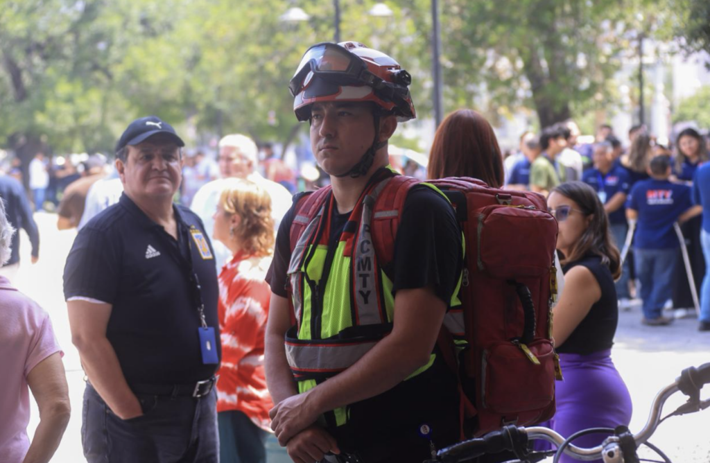 Participan empleados de Monterrey en el simulacro nacional de desalojo