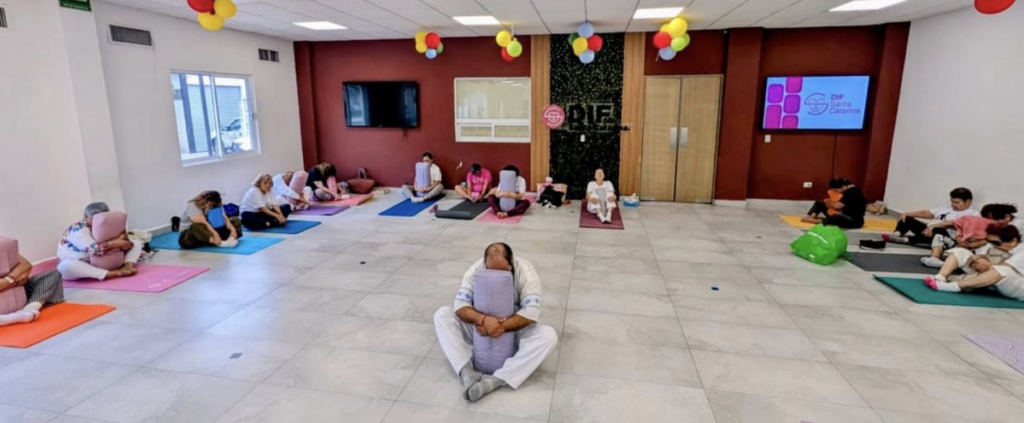 DISFRUTAN ABUELITOS DE CLASES DE YOGA EN EL DIF DE SANTA CATARINA