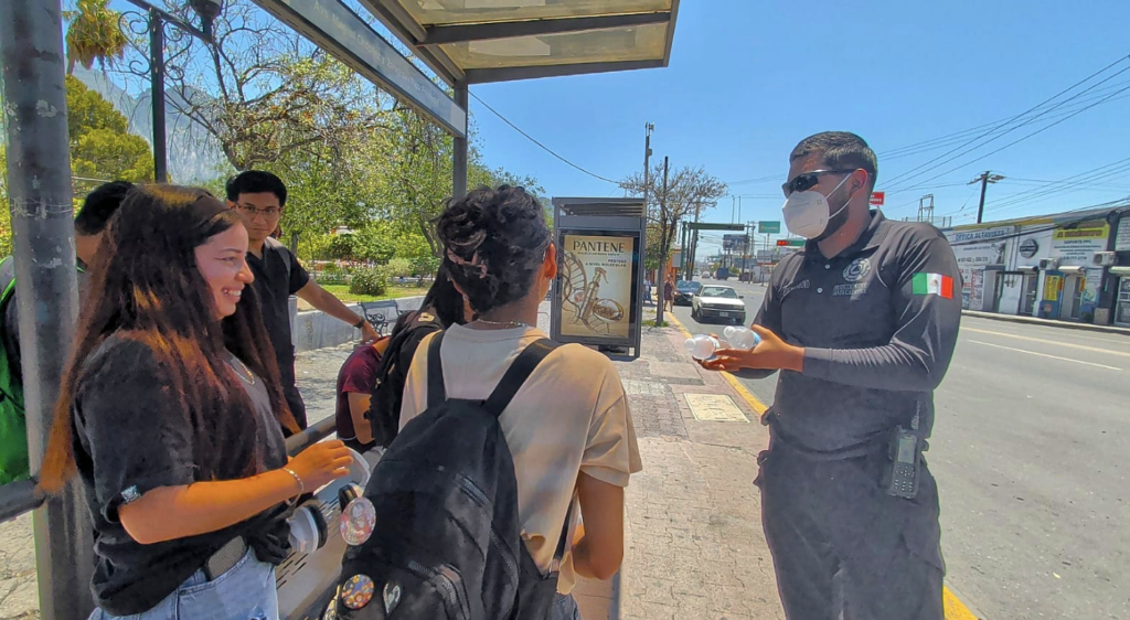ANTE OLA DE CALOR JAGUARES ENTREGA AGUA A TRANSEÚNTES