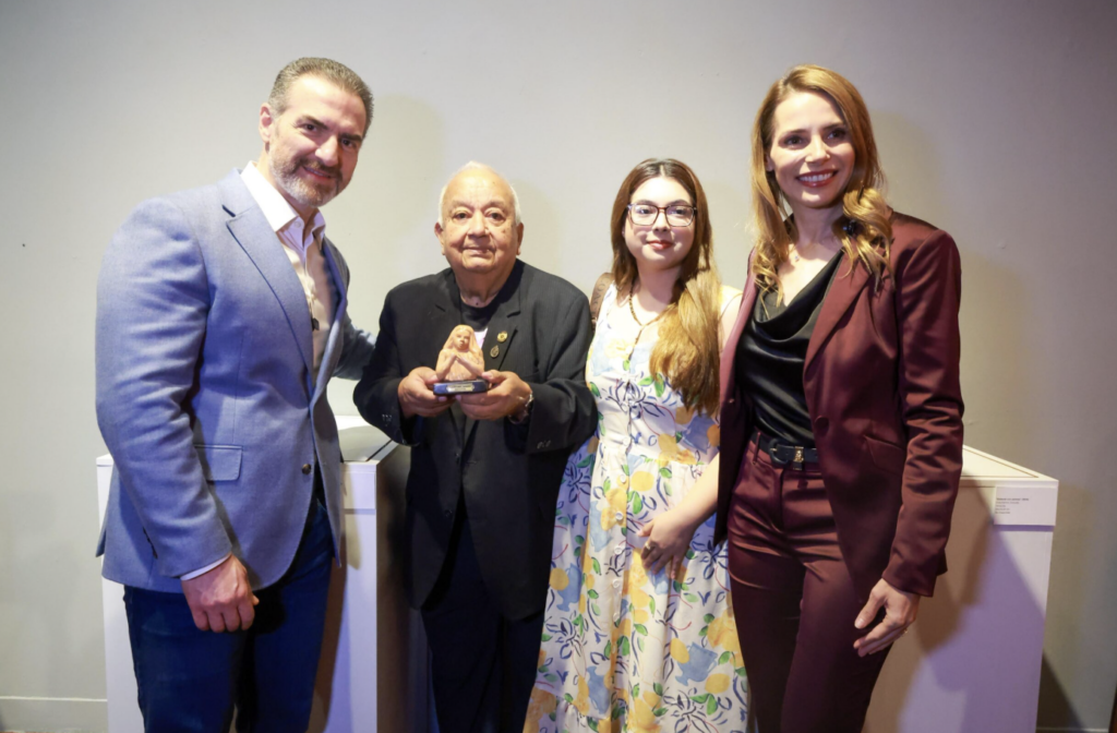 Inaugura Adrián de la Garza exposición “Arte Regio 2026”