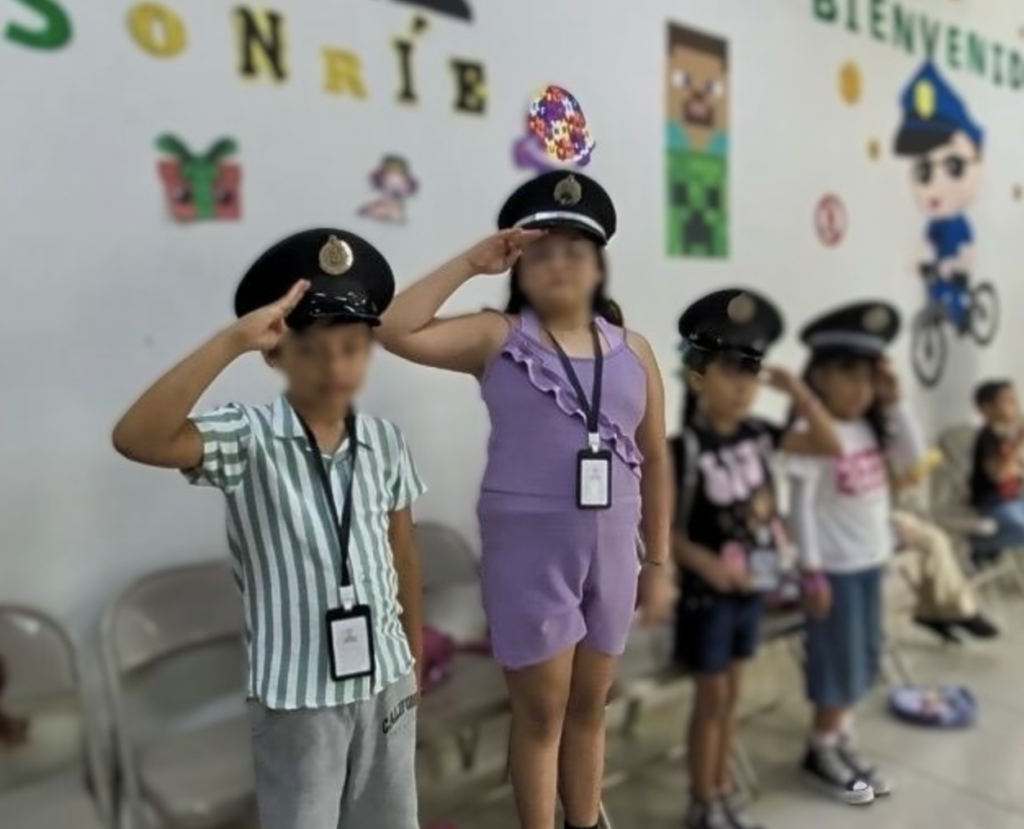 SON NIÑOS POLICÍAS EN CAMPAMENTOS DE VERANO EN SANTA CATARINA