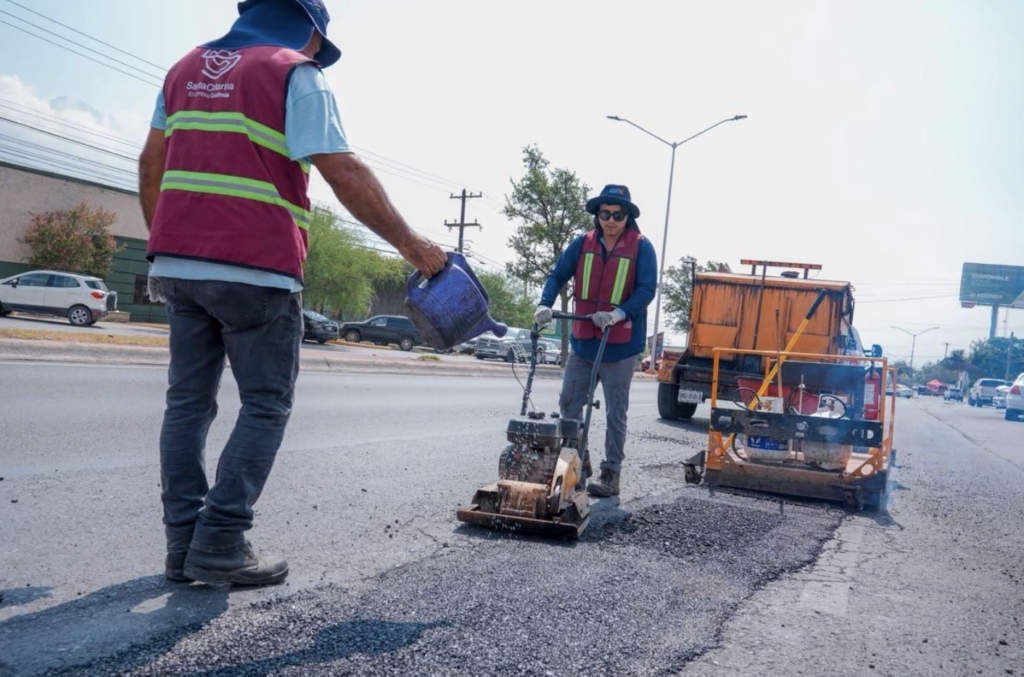 REPARA SANTA CATARINA POR MES MÁS DE MIL METROS CUADRADOS DE CARPETA EN VIALIDADES
