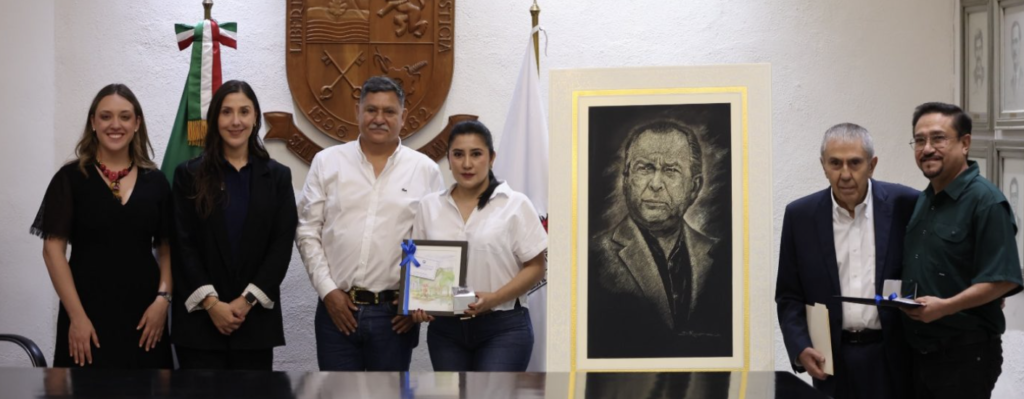 Recibe San Pedro retrato de Mauricio Fernández elaborado con la técnica tradicional de Olinalá, Guerrero